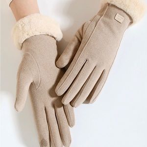 Weekend Loaf Furry Gloves